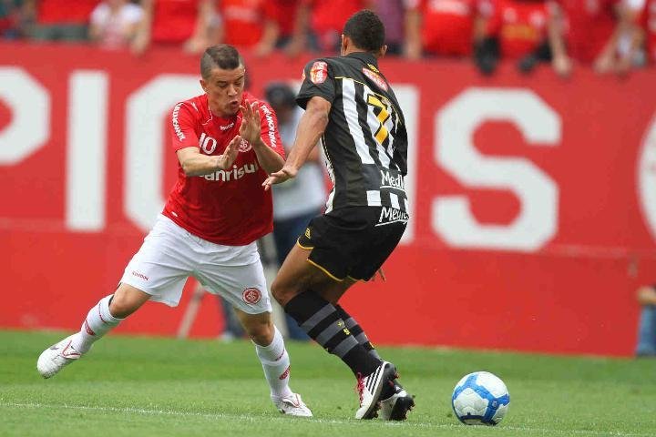 D`Alessandro domina a bola no meio-campo colorado