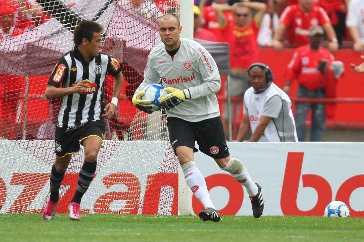 Goleiro falhou novamente e quase provocou o primeiro gol do Santos na partida