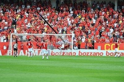 Colorado Nei tirou a bola de dentro do gol de Renan