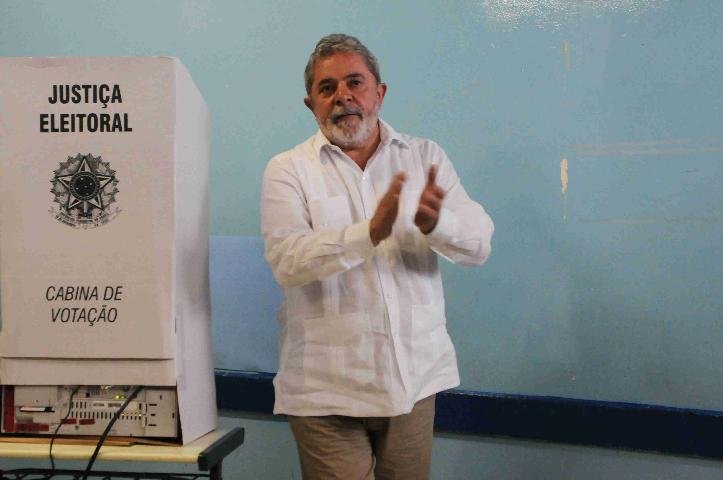 Lula vota em S&atilde;o Bernardo acompanhado de Marisa