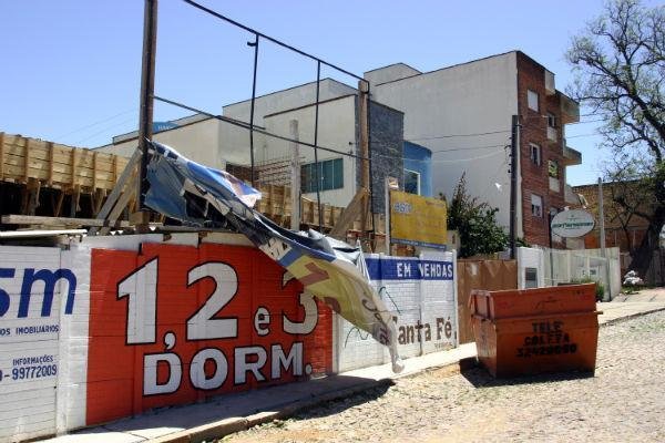 Vento derrubou um outdoor em Bag&eacute; 