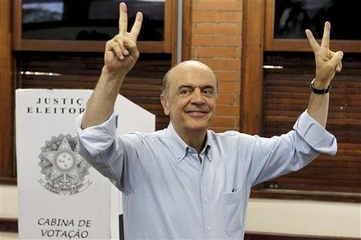 Serra elogia beleza da democracia e n&atilde;o responde a Lula