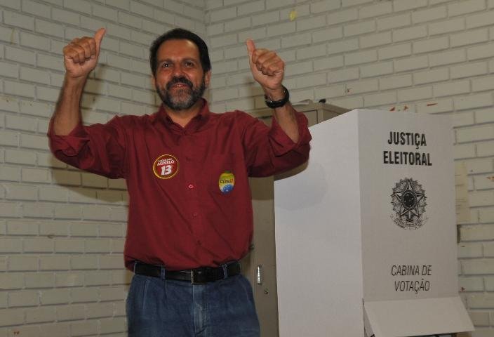 Agnelo Queiroz derrota Weslian Roriz e vence governo do DF