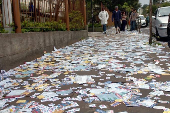 No primeiro turno, o DMLU retirou cerca de 112 toneladas de material eleitoral ap&oacute;s o encerramento da vota&ccedil;&atilde;o