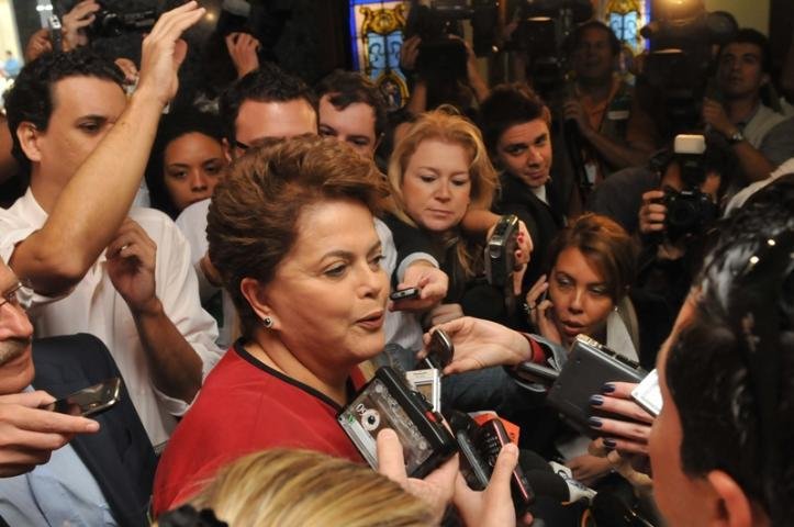 Antes de embarcar para Bras&iacute;lia, de onde acompanhou a apura&ccedil;&atilde;o, Dilma concedeu entrevista coletiva