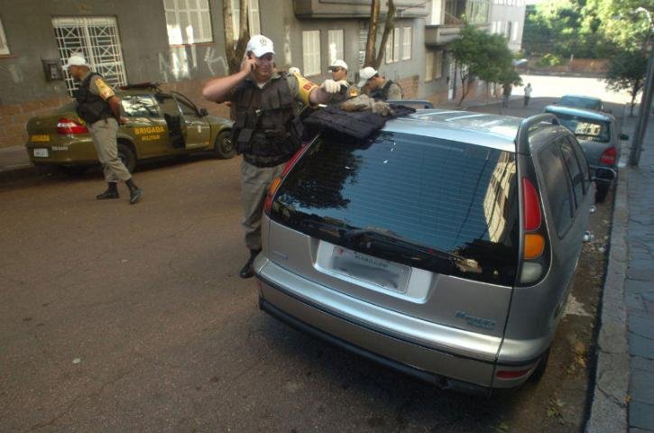 O carro foi roubado no Rio de Janeiro e tinha placas clonadas de um carro de Porto Alegre