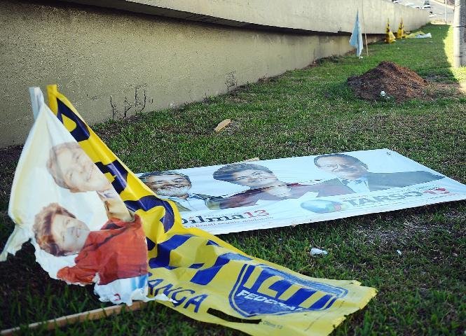 Resqu&iacute;cios de propaganda eleitoral em Porto Alegre nesta segunda-feira 