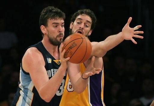 Lakers vence com facilidade e se mant&eacute;m 100% na NBA