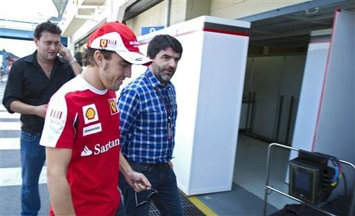 Alonso faz caminhada de reconhecimento em Interlagos