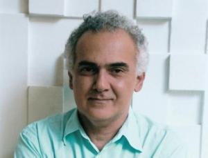 Milton Hatoum autografa nesta quinta na Feira do Livro