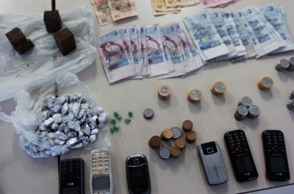 Drogas, dinheiro e celulares foram encontrados com a dupla 