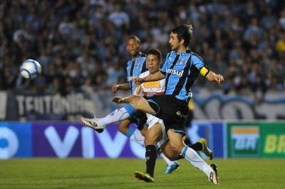 Douglas est&aacute; liberado para jogar contra o Cear&aacute;