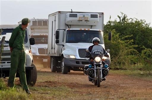 Caminh&atilde;o deixa o local do acidente a&eacute;reo com parte das v&iacute;timas encontradas