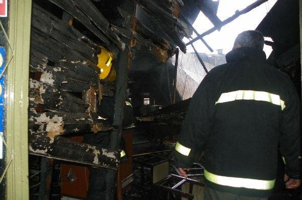Inc&ecirc;ndio destr&oacute;i restaurante no Centro de Passo Fundo