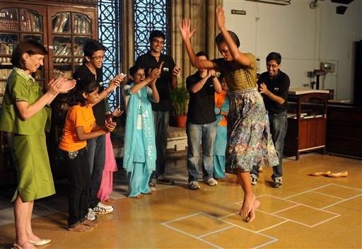 Michelle Obama dan&ccedil;a descal&ccedil;a m&uacute;sicas de Bollywood