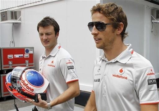 Button lamenta tentativa de assalto e diz que est&aacute; bem