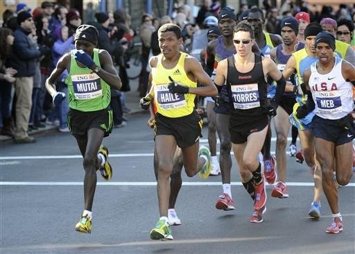 &Iacute;cone do atletismo, Gebrselassie (de camisa amarela) anuncia aposentadoria
