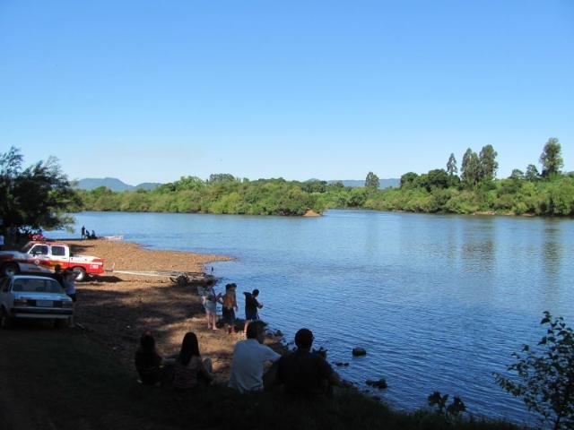 Jovem morre afogado ao tentar atravessar rio Taquari a nado. Popula&ccedil;&atilde;o acompanhou buscas do Corpo de Bombeiros