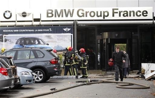 Insatisfeito com carro, cliente invade concession&aacute;ria e faz ref&eacute;m em Paris