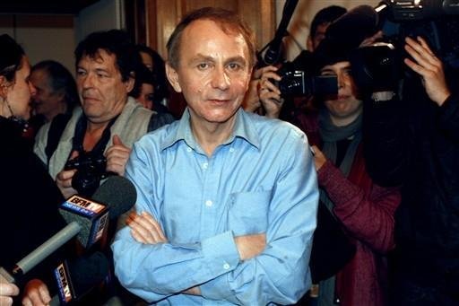Pol&ecirc;mico escritor Michel Houellebecq vence o pr&ecirc;mio Goncourt