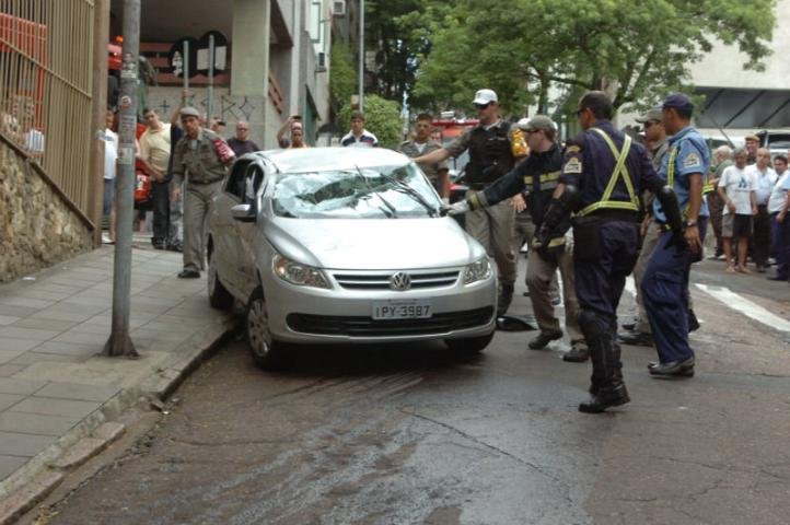 Os dois ocupantes do Voyage foram encaminhados ao Hospital de Pronto Socorro da Capital