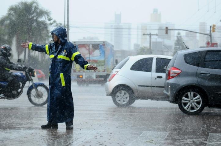 Porto Alegre tamb&eacute;m registrou transtornos no tr&acirc;nsito devido ao temporal