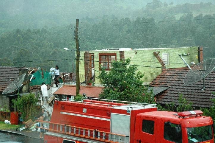 Temporais afetam 13 munic&iacute;pios, danificam 600 casas e deixam 800 desalojados no RS