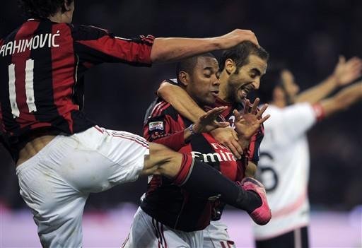 Milan ganha com gols de brasileiros e lidera na It&aacute;lia