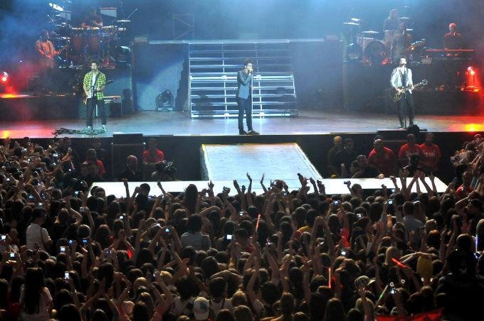 Jonas Brothers faz 10 mil gritarem sem parar no Gigantinho 