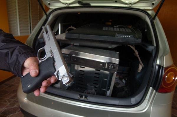 Pistola, carro e objetos supostamente roubados foram apreendidos com homem