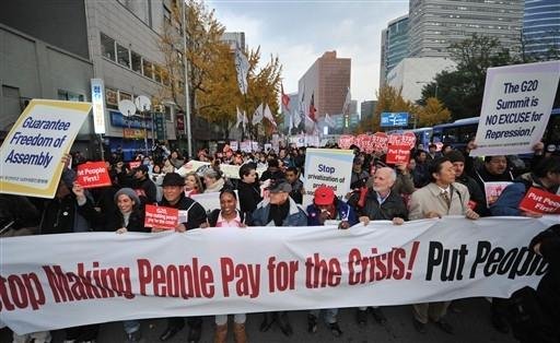 Ativistas protestam durante reuni&atilde;o do G-20 em Seul