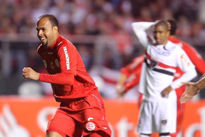 Existe uma exig&ecirc;ncia muito grande em cima do Alecsandro, diz Siegmann