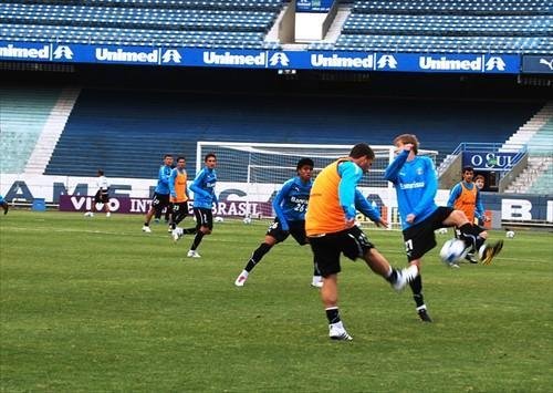 Gr&ecirc;mio treina bola a&eacute;rea antes da viagem para S&atilde;o Paulo