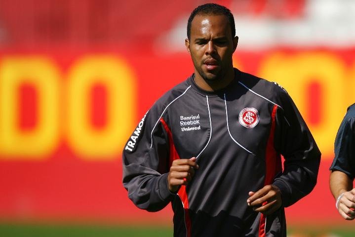 Punido em apenas um jogo, Alecsandro pode enfrentar o Ava&iacute; domingo