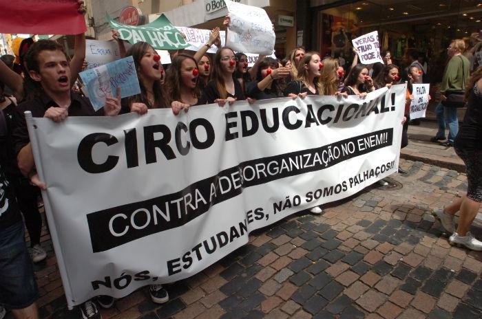 Com faixas, o grupo protestou contra as irregularidades na prova, aplicada no &uacute;ltimo final de semana
