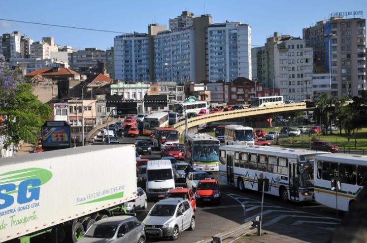 Movimento de sexta-feira a tarde surpreendeu os motoristas