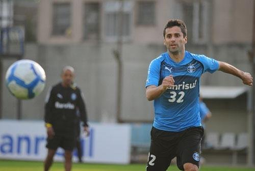 Gr&ecirc;mio conta com os gols do artilheiro Jonas para sair da Vila Belmiro com ao menos um empate esta noite