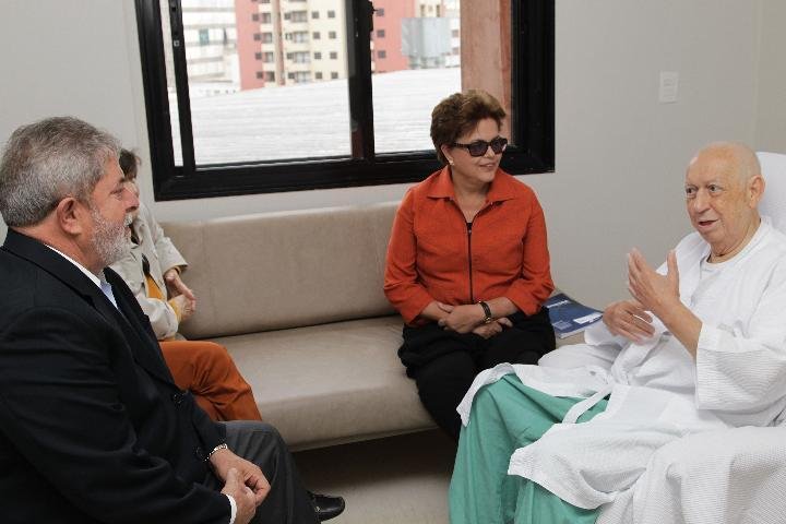 Lula e Dilma visitam vice-presidente em hospital de S&atilde;o Paulo
