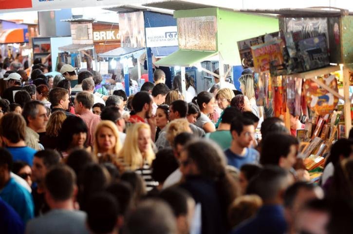 Mais de 1 milh&atilde;o de pessoas j&aacute; passaram pela Feira do Livro