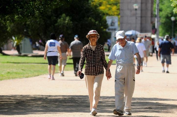 Casal passeia de m&atilde;os dadas pela Reden&ccedil;&atilde;o