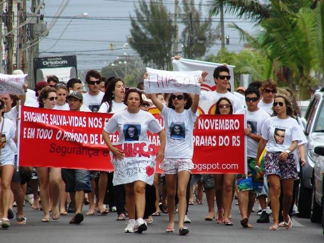 Parentes e amigos de surfista morto fazem protesto no Litoral Norte