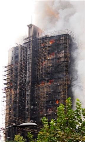 Inc&ecirc;ndio teria come&ccedil;ado num andaime da constru&ccedil;&atilde;o