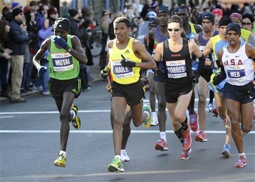 Gebrselassie (de amarelo) desiste de se aposentar