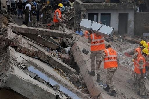 Sobe para 65 o total de mortos por desabamento na &Iacute;ndia