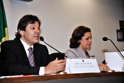 Houve erro interno do Inep no Enem, afirma Haddad