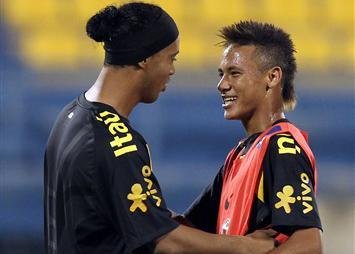 Antes de treino, Neymar posa como f&atilde; de Ronaldinho 