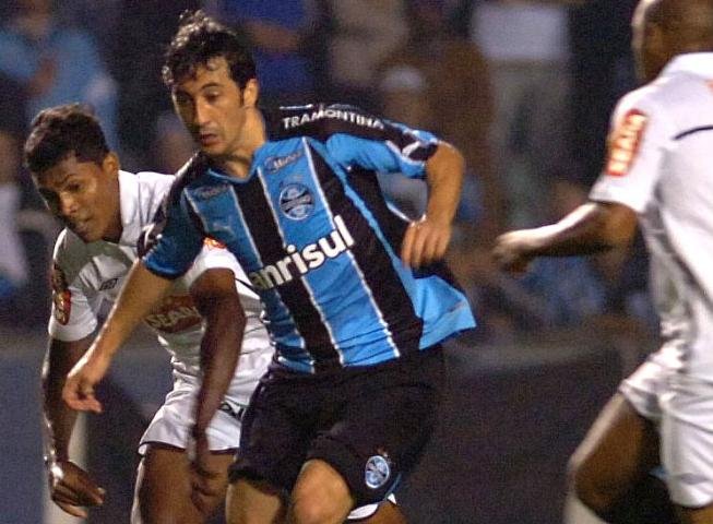 Julgamento &eacute; adiado e Douglas pode enfrentar Atl&eacute;tico-PR