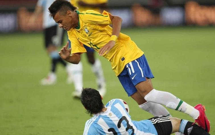 Santos nega sa&iacute;da de Neymar e desmente jornal italiano