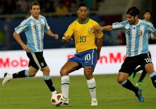 Na volta &agrave; Sele&ccedil;&atilde;o, Ronaldinho admite cansa&ccedil;o por estar no banco do Milan