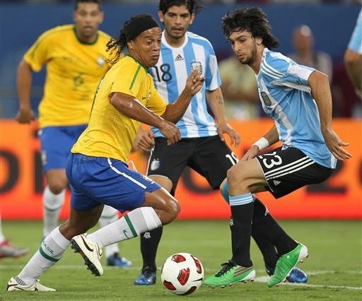 Mesmo com derrota, Mano elogia atua&ccedil;&atilde;o de Ronaldinho